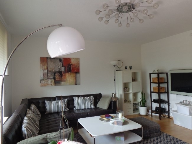 Renovierte, großzügige 2-Zimmer-Wohnung mit Tageslichtduschbad, Balkon, Außenstellplatz und Garten - Photo 1