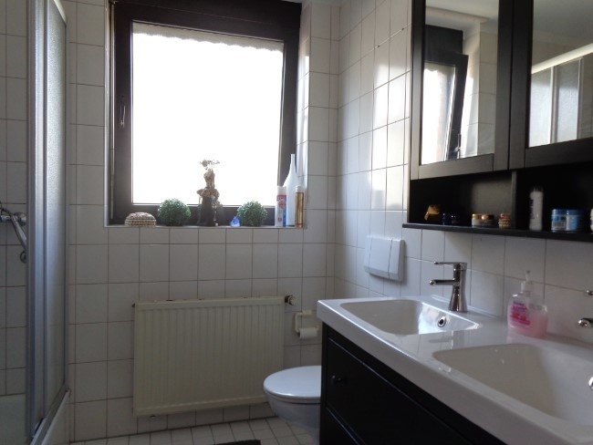 Renovierte, großzügige 2-Zimmer-Wohnung mit Tageslichtduschbad, Balkon, Außenstellplatz und Garten - Photo 5
