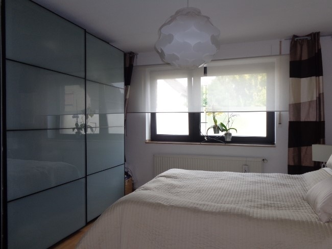 Renovierte, großzügige 2-Zimmer-Wohnung mit Tageslichtduschbad, Balkon, Außenstellplatz und Garten - Photo 3