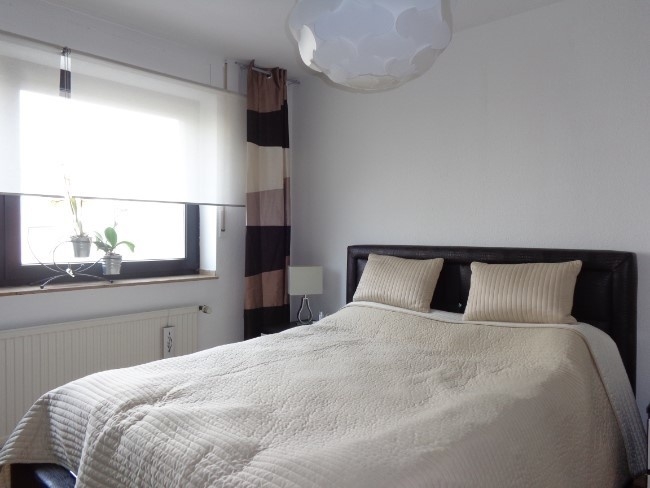 Renovierte, großzügige 2-Zimmer-Wohnung mit Tageslichtduschbad, Balkon, Außenstellplatz und Garten - Photo 2