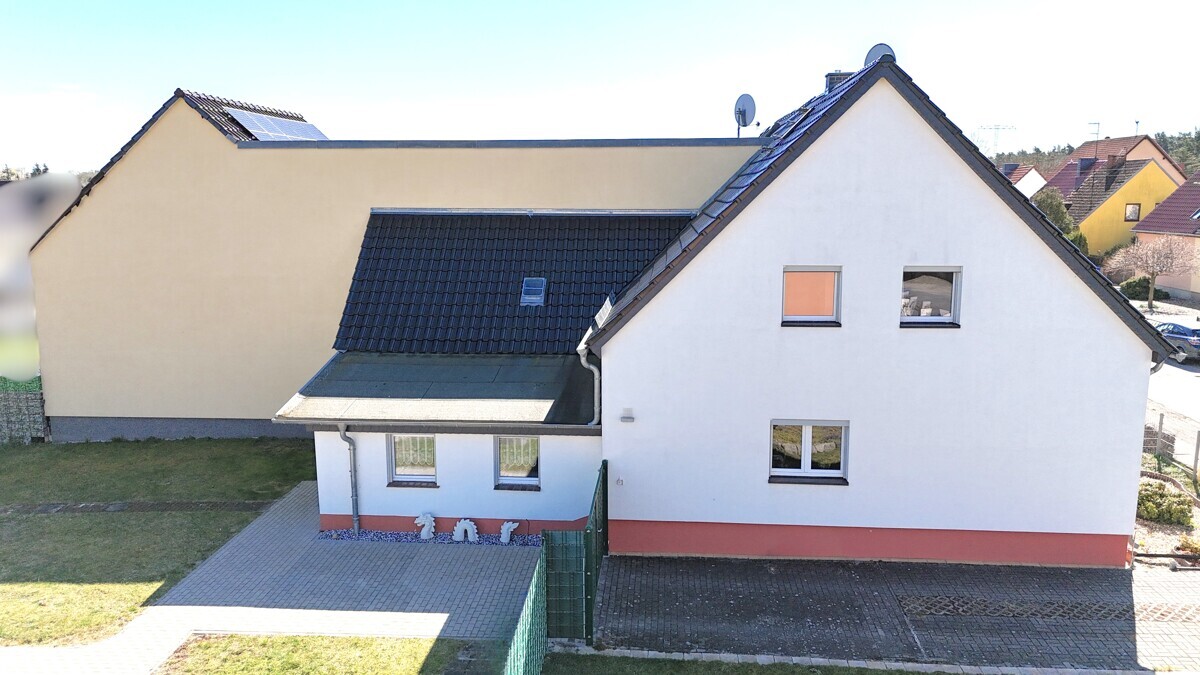 Doppelhaushälfte mit großem Grundstück in ruhiger Lage