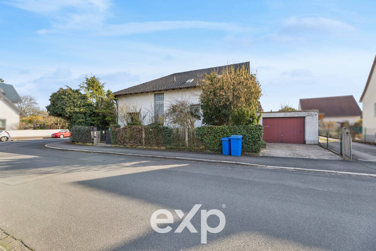 Solide Doppelhaushälfte mit Gartenidyll und Doppelgarage