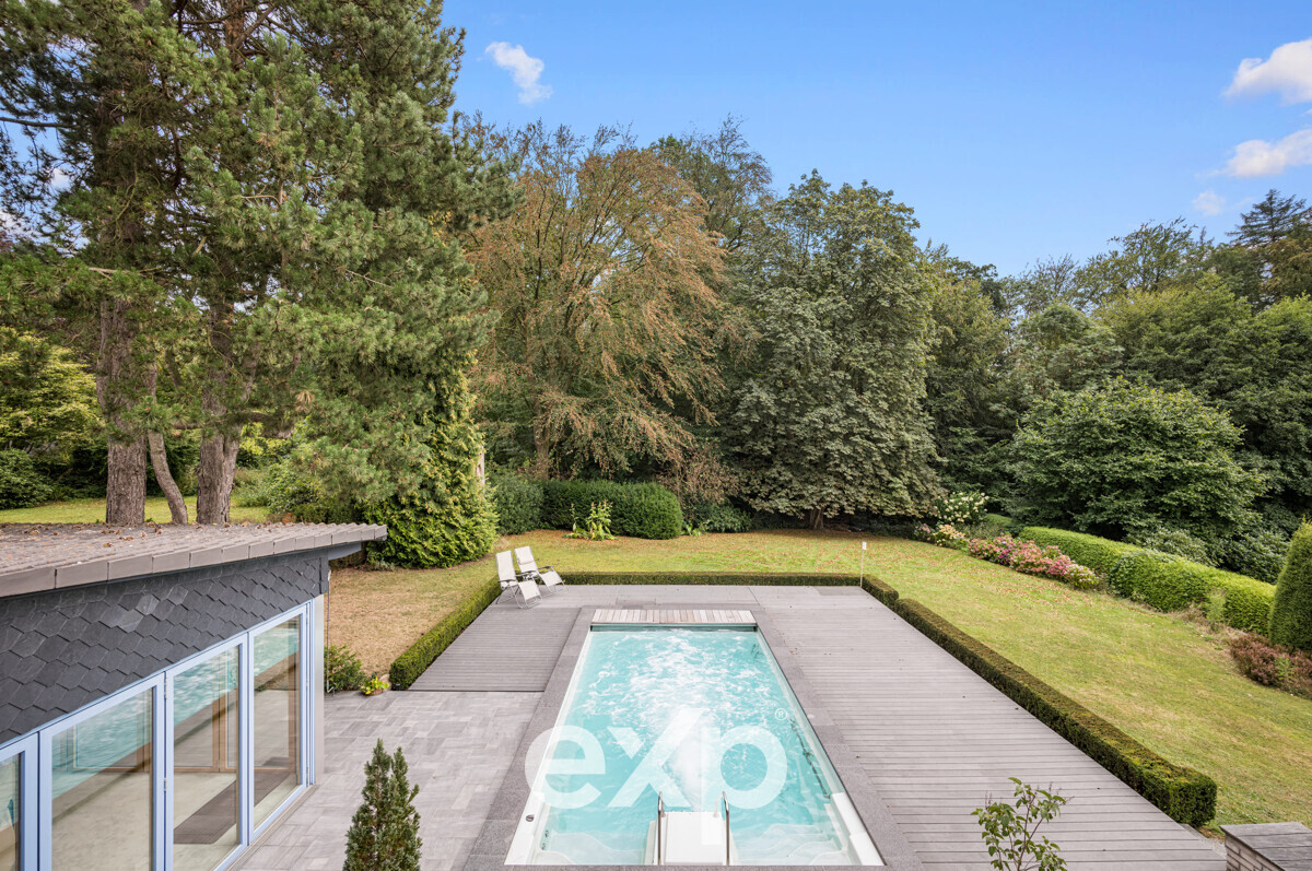 09_Blick-auf-Pool-und-Garten