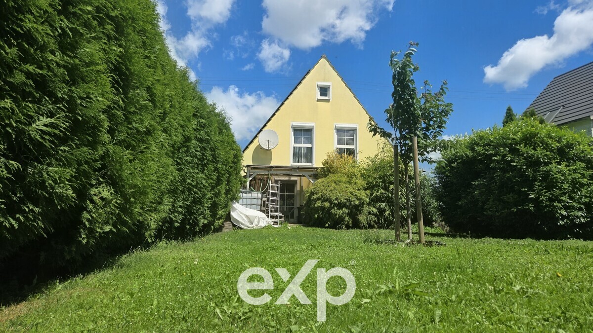 Haus mit Garten und Doppelgarage, PV-Anlage