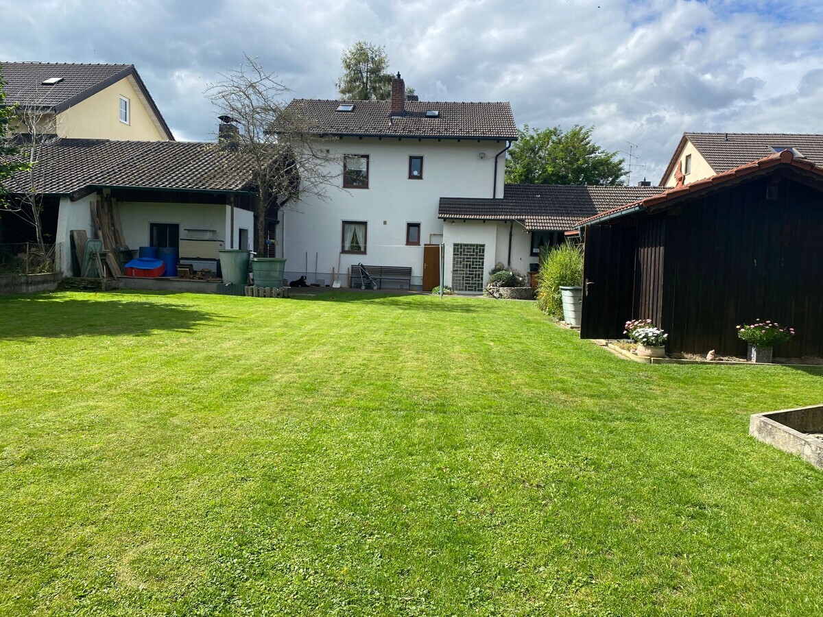 Zweifamilienhaus auf großem Grundstück - Kapitalanlage