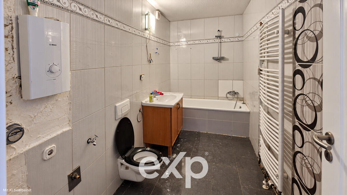 Bad mit Toilette, Wanne