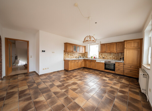 Küche in Richtung Flur & Wohnzimmer