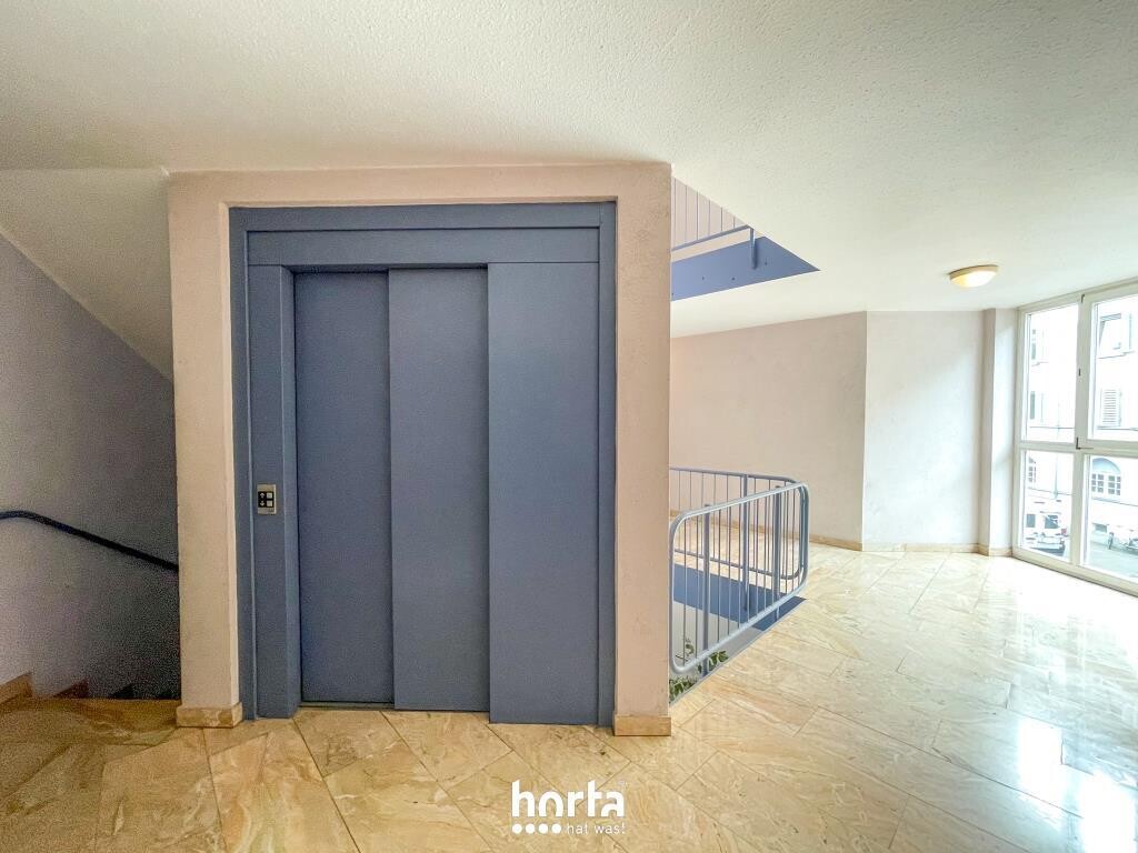 Treppenhaus mit Aufzug