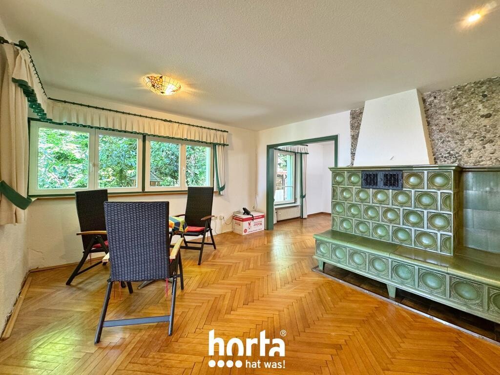 Esszimmer mit Kachelofen