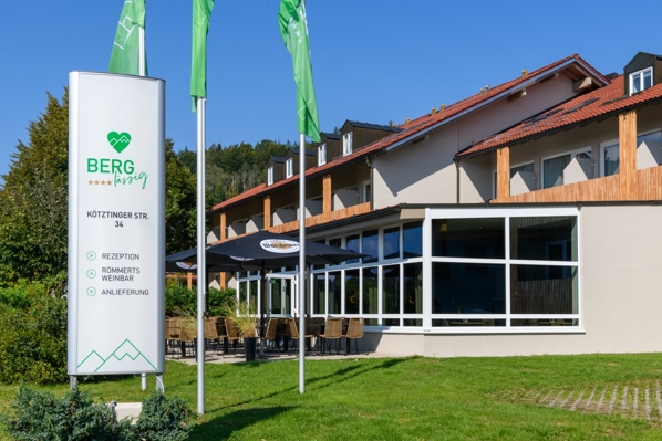 Aussenansicht_VordergebäudemitFahnenSchild