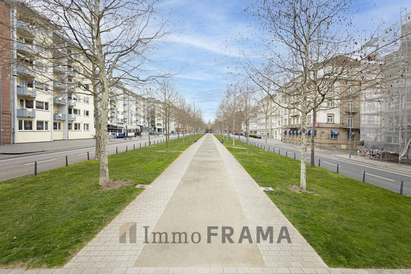 Blick durch die Augustaanlage zum Wasserturm