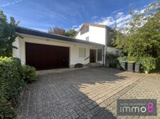 Hauseingang & Doppelgarage