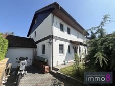 Hausansicht mit Garage