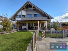 Hausansicht mit Pool