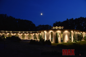 Event-Pavillon bei Nacht