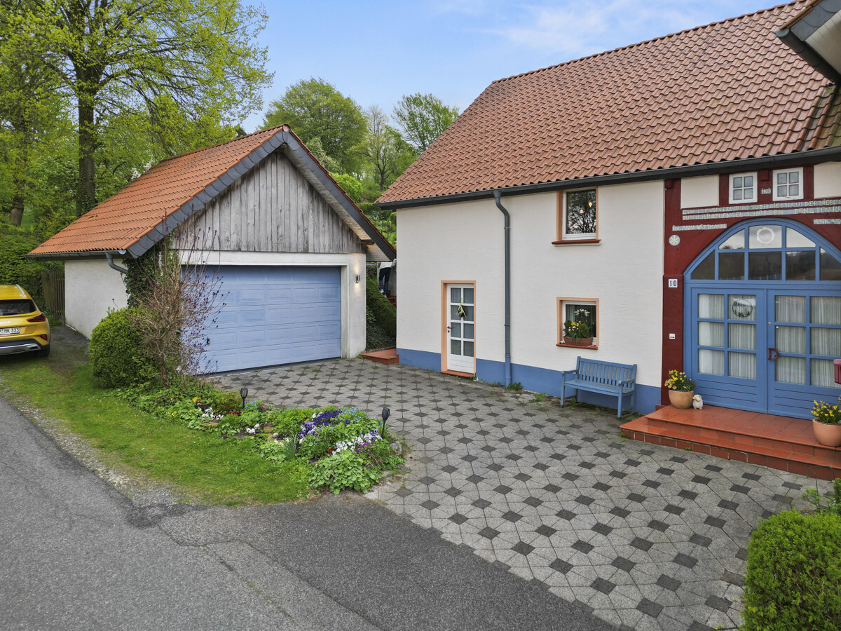 Einfahrt mit Garage