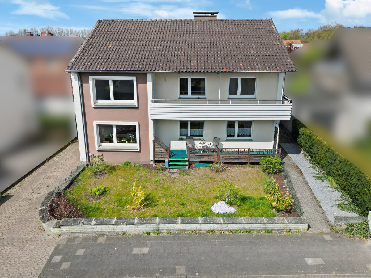 Haus mit Vorgarten und Einfahrt