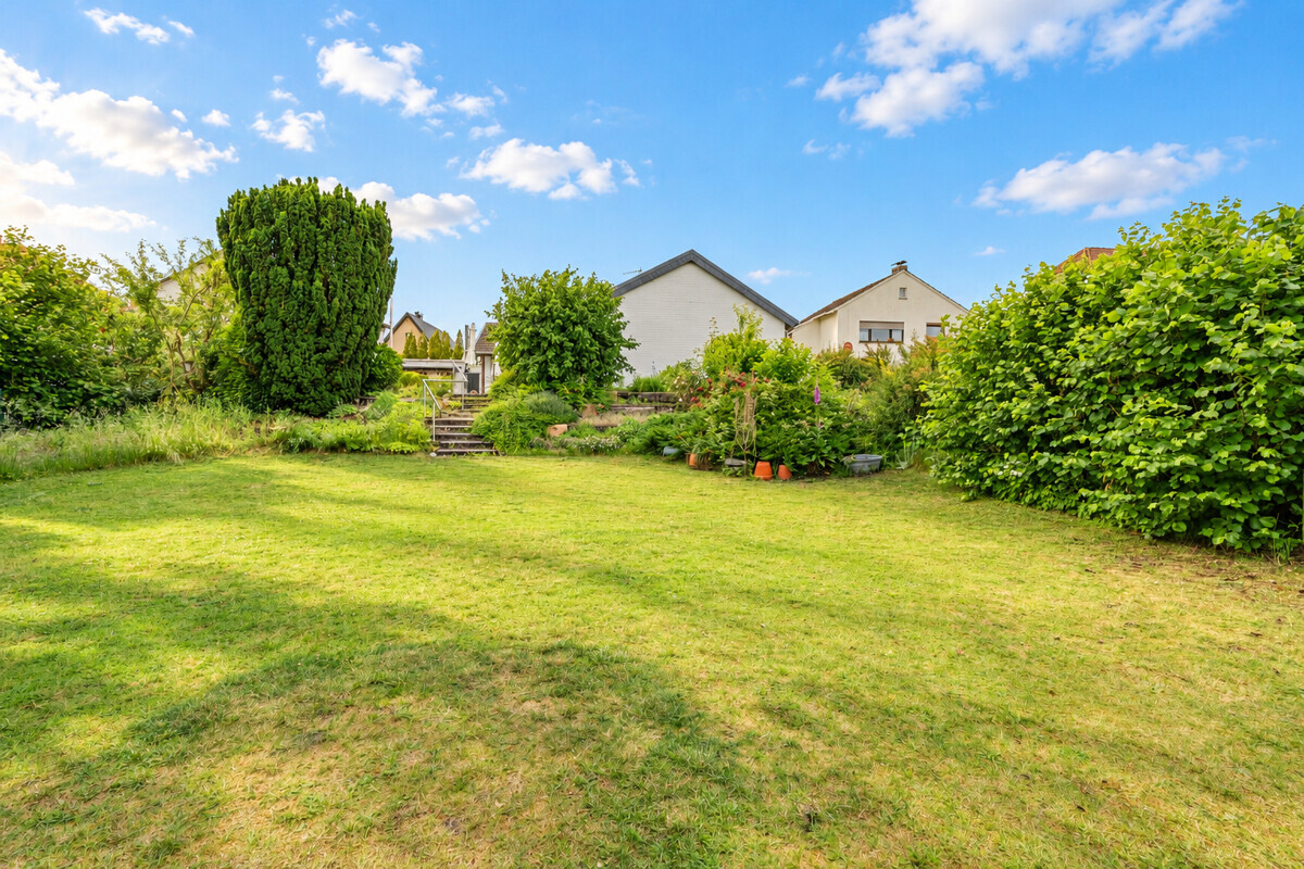 Blick über den großzügigen Garten