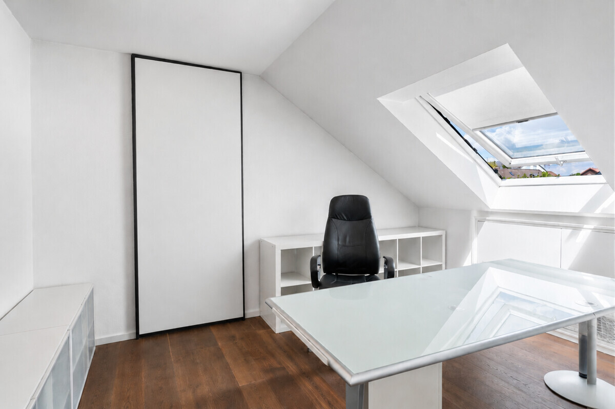 Büro KI bearbeitet