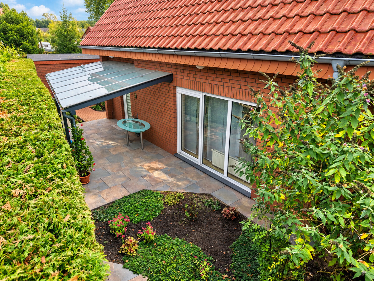 Geschützte Terrasse mit Gartenblick