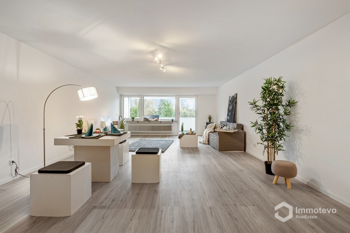 Wohnbereich mit Zugang zur Loggia