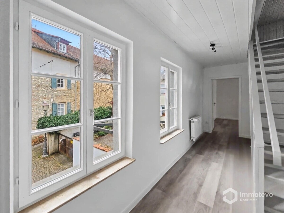 Flur mit Treppenaufgang 