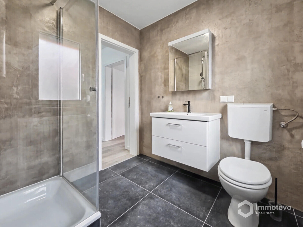 Badezimmer mit bodentiefer Dusche