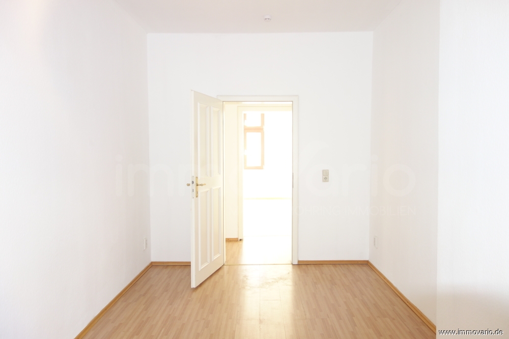 Mitten in der City! Helle, einfache 3-Raum-Wohnung mit Badewanne und Abstellraum. - Photo 1