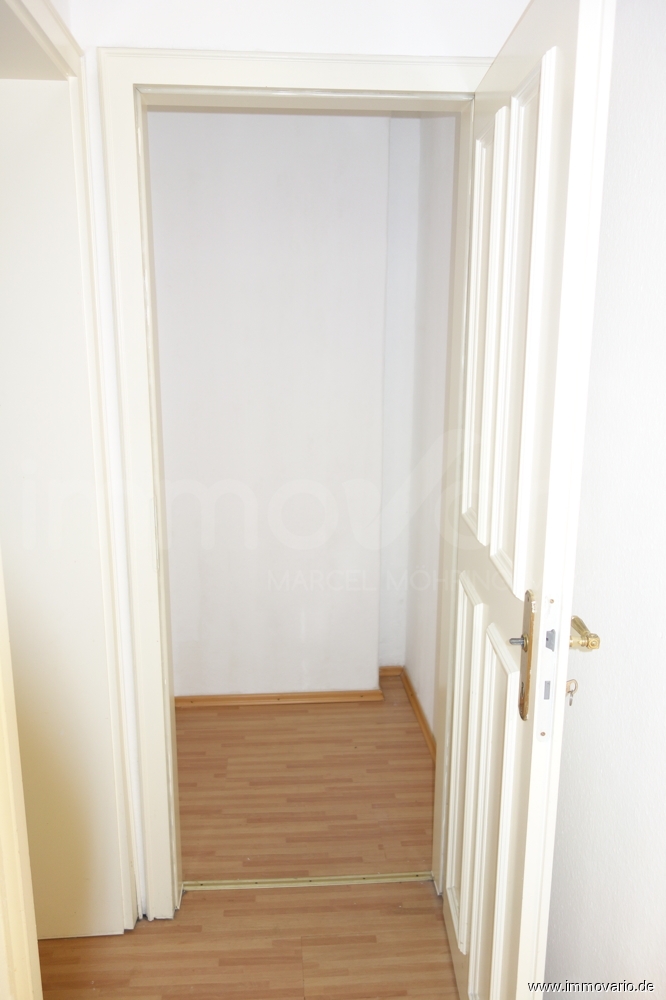 Mitten in der City! Helle, einfache 3-Raum-Wohnung mit Badewanne und Abstellraum. - Photo 3