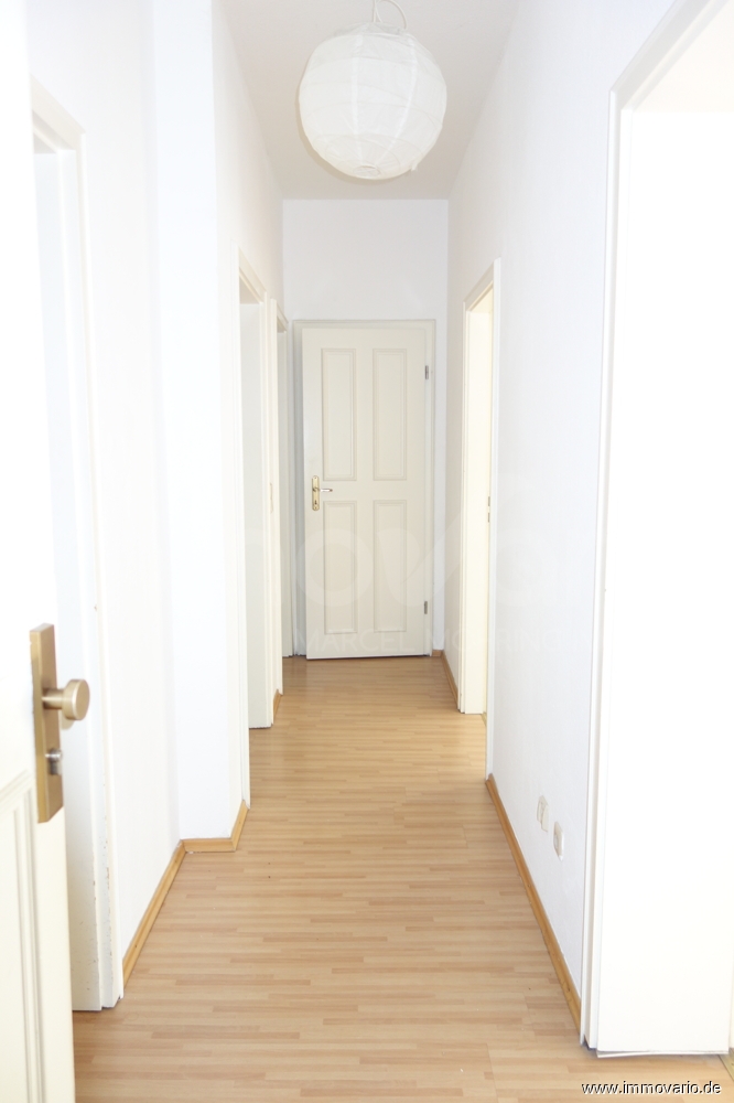Mitten in der City! Helle, einfache 3-Raum-Wohnung mit Badewanne und Abstellraum. - Photo 4