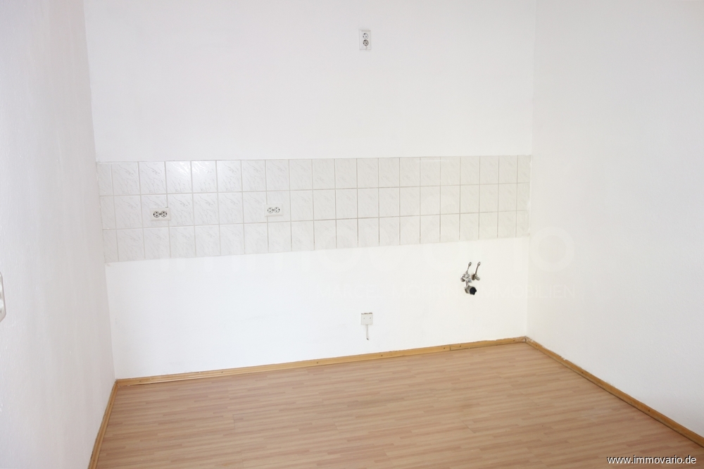 Mitten in der City! Helle, einfache 3-Raum-Wohnung mit Badewanne und Abstellraum. - Photo 2