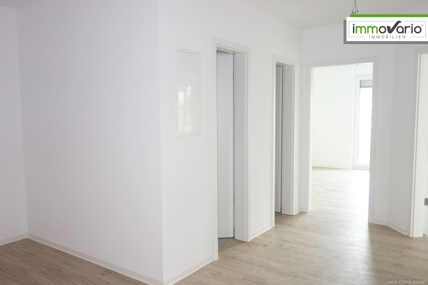 Moderne 4-Raum-Wohnung mit großem Balkon, Fußbodenheizung, Wanne, Dusche, Aufzug, TG-Stellplatz - Photo 3