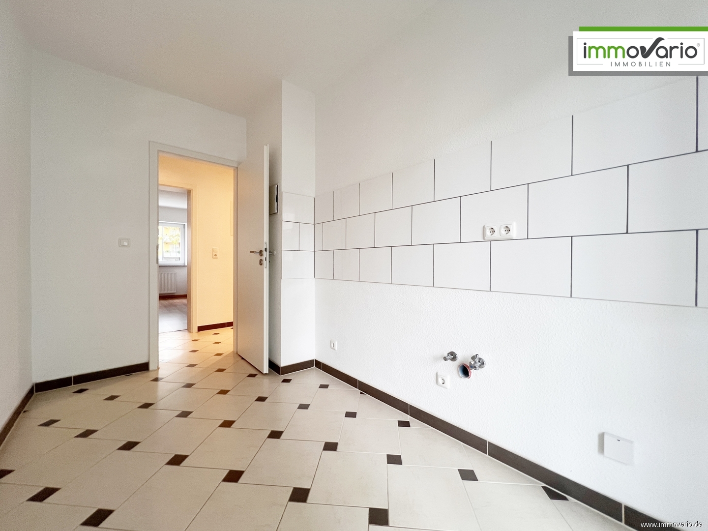 Kleine 2-Raum-Wohnung in Hochparterre mit Tageslichtbad, Badewanne und Balkon in Stadtfeld-Ost! - Photo 2