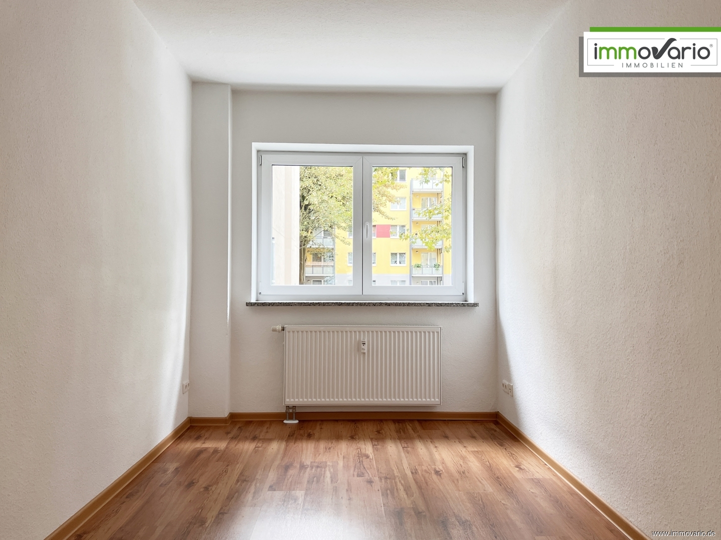 Kleine 2-Raum-Wohnung in Hochparterre mit Tageslichtbad, Badewanne und Balkon in Stadtfeld-Ost! - Photo 1