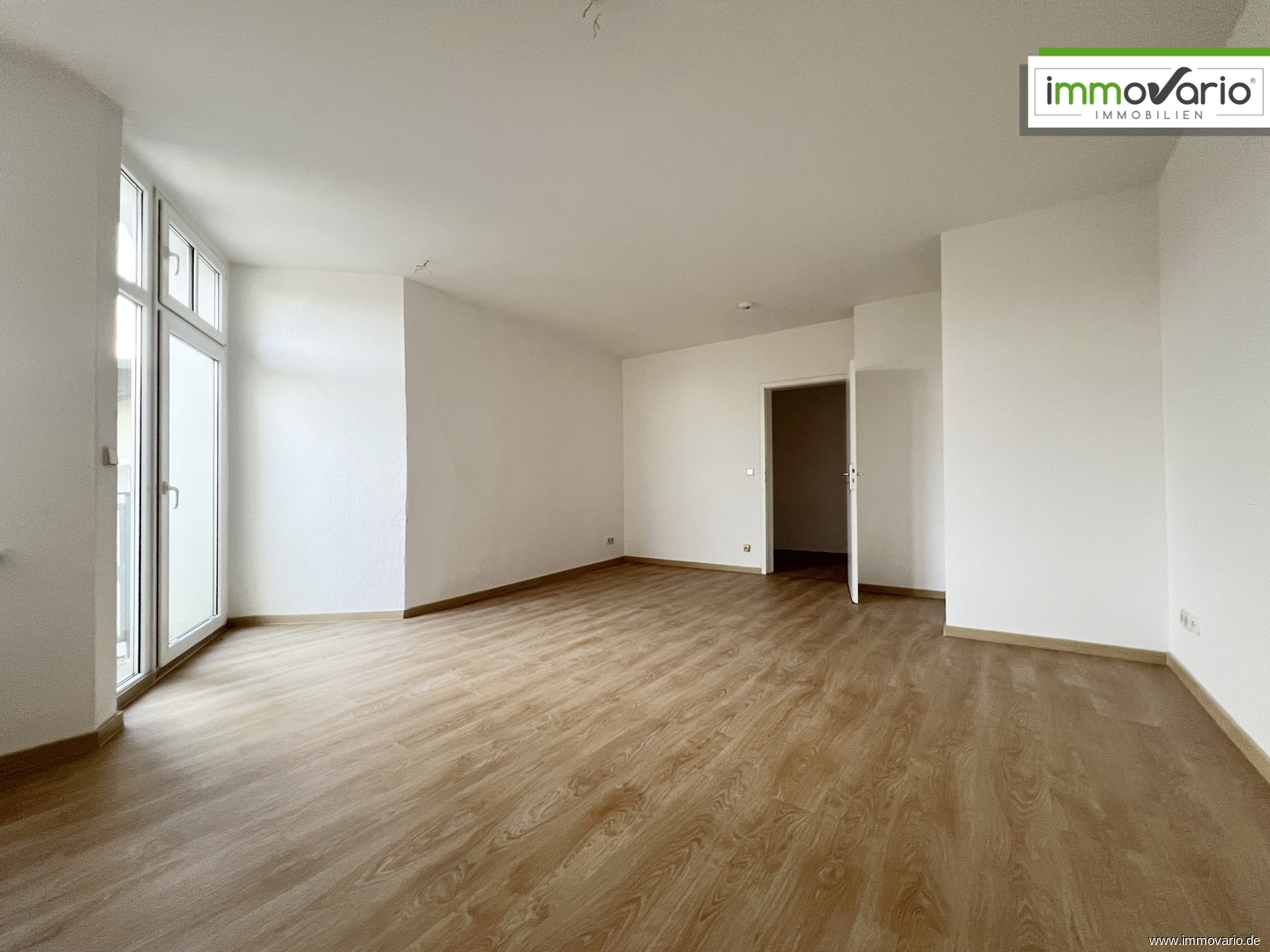 Schicke 3-Raum-Dachgeschosswohnung mit zwei Balkonen und Badezimmer inkl. Wanne & Dusche! - Photo 2