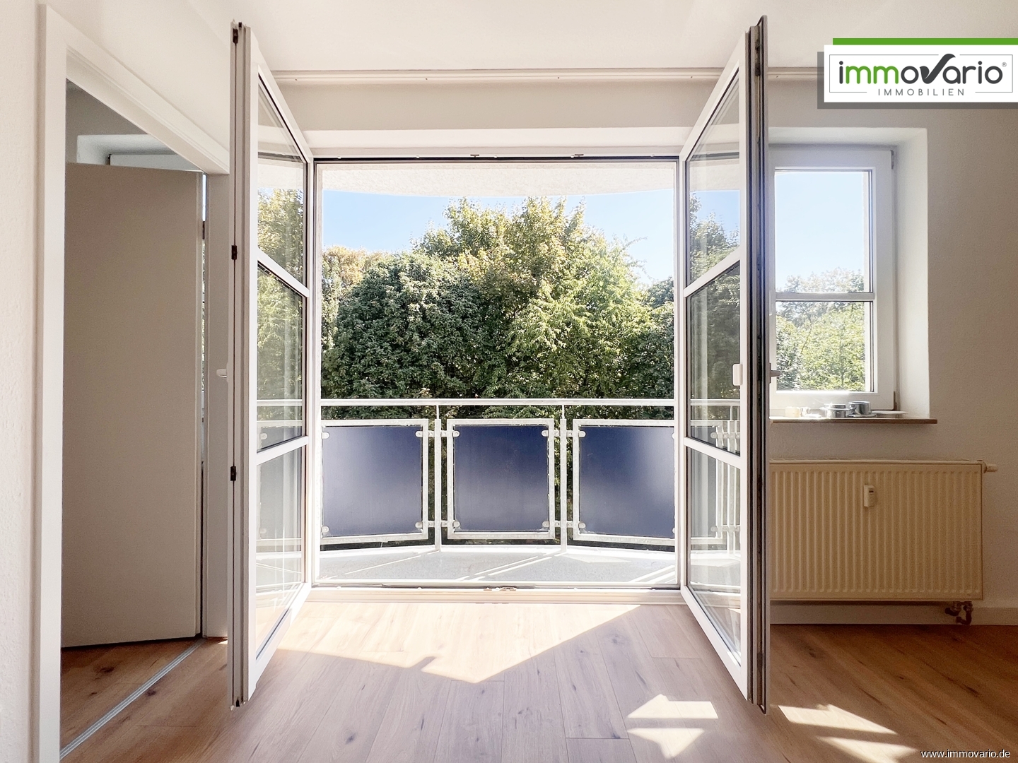 Kleine, helle 2-Zimmer-Wohnung mit Dusche, Abstellraum und kleinem Balkon! - Photo 2
