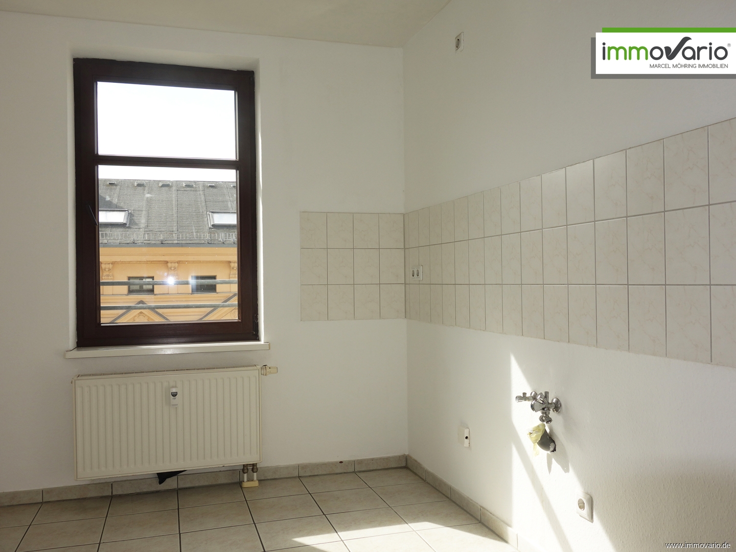 Mitten in der City! 2-Raum Dachgeschosswohnung in bester Innenstadtlage mit Tageslichtbad und Wanne. - Photo 1