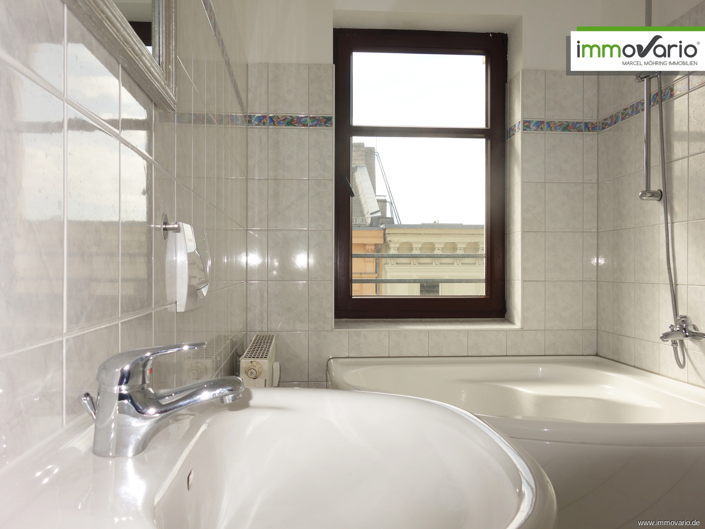 Mitten in der City! 2-Raum Dachgeschosswohnung in bester Innenstadtlage mit Tageslichtbad und Wanne. - Photo 5