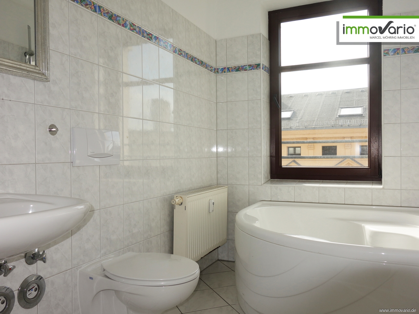 Mitten in der City! 2-Raum Dachgeschosswohnung in bester Innenstadtlage mit Tageslichtbad und Wanne. - Photo 4