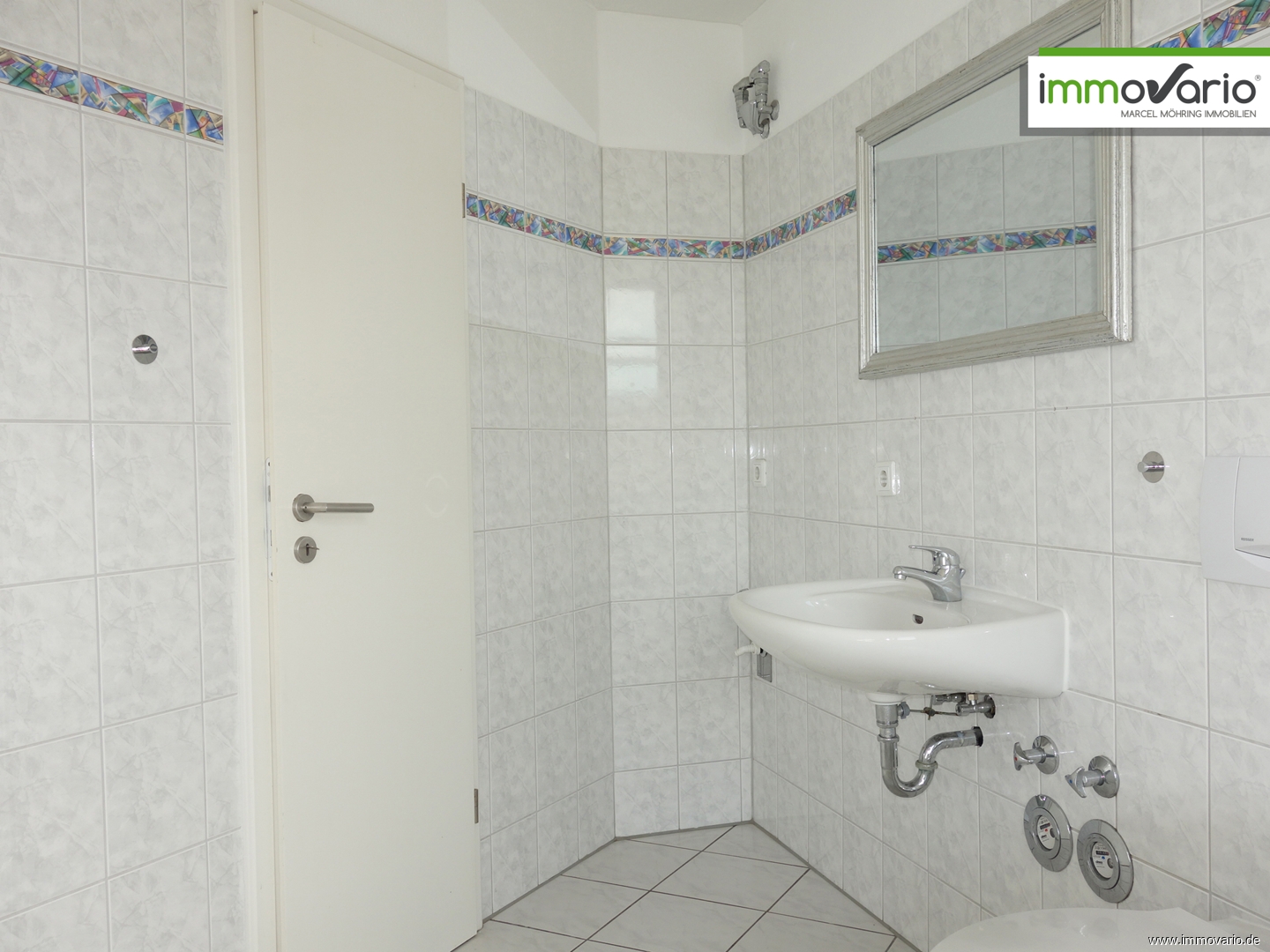 Mitten in der City! 2-Raum Dachgeschosswohnung in bester Innenstadtlage mit Tageslichtbad und Wanne. - Photo 3