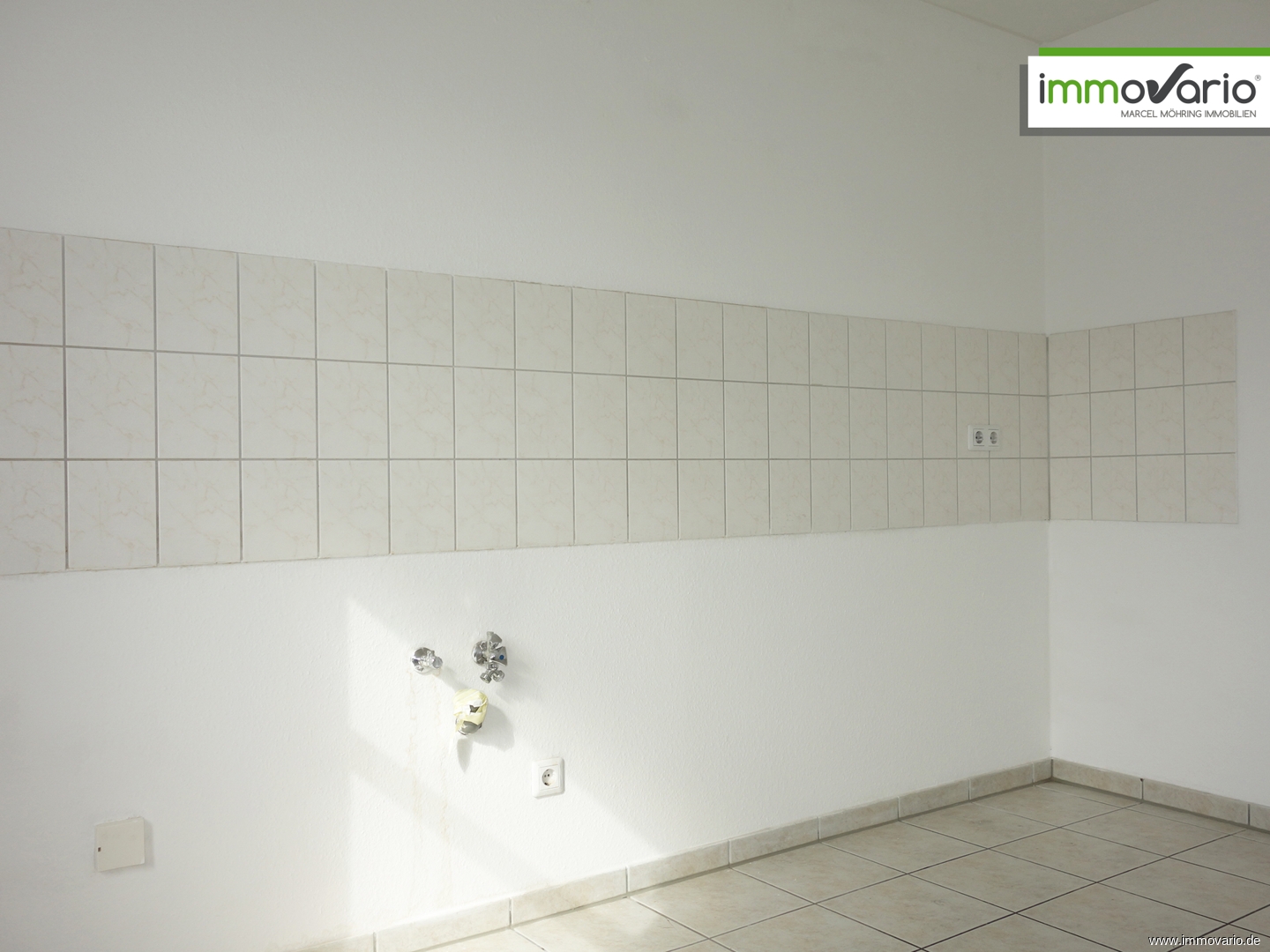 Mitten in der City! 2-Raum Dachgeschosswohnung in bester Innenstadtlage mit Tageslichtbad und Wanne. - Photo 2