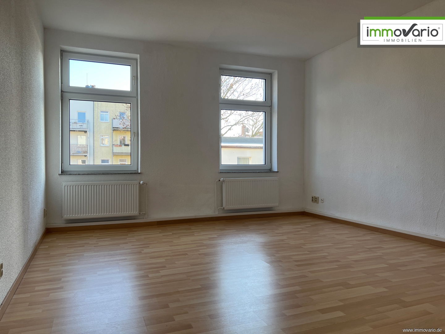 Helle 3-Raum-Wohnung mit Balkon, Tageslichtbad, Wanne, Einbauküche & Abstellraum. Stellplatz möglich - Photo 2