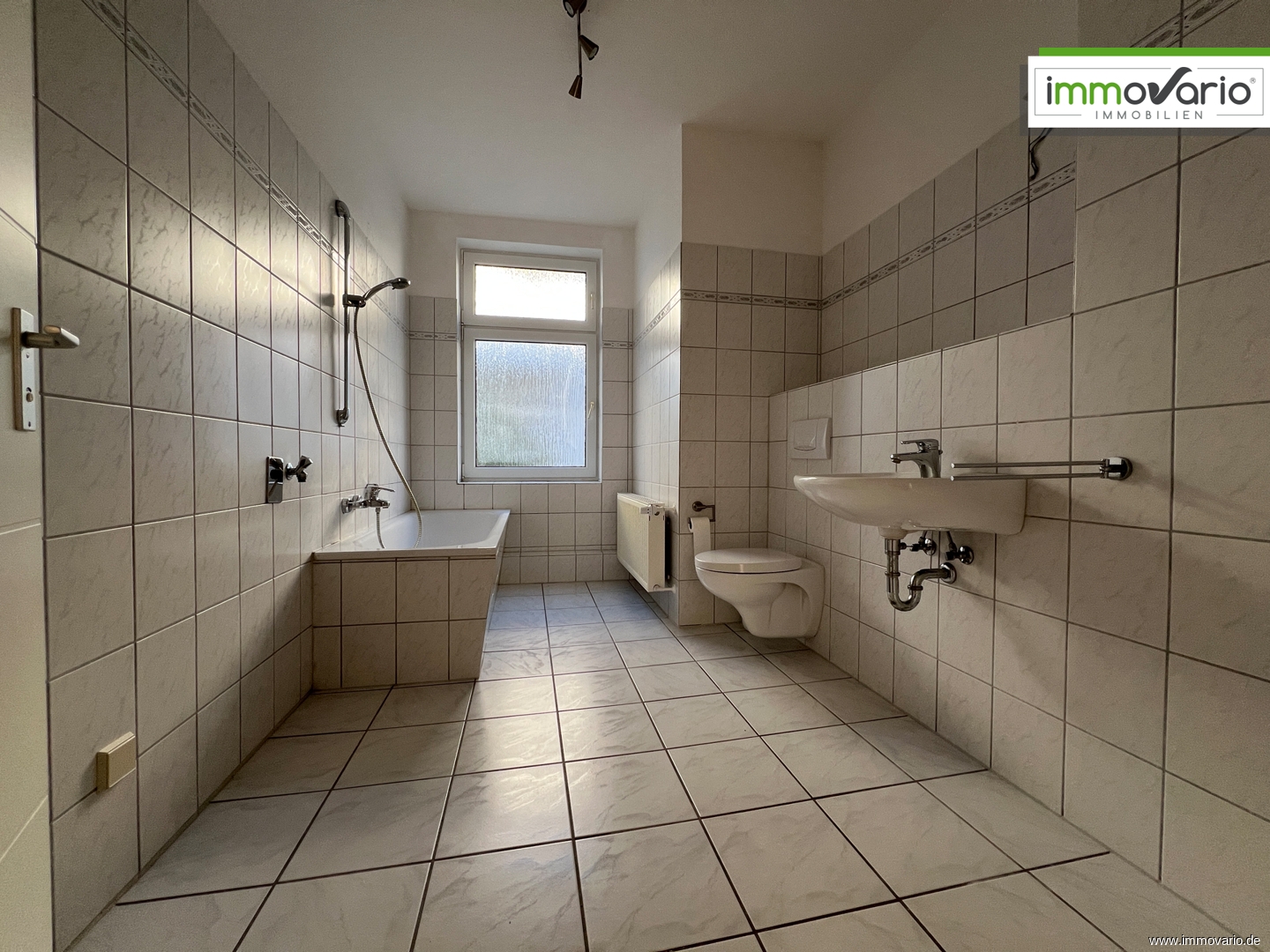 Helle 3-Raum-Wohnung mit Balkon, Tageslichtbad, Wanne, Einbauküche & Abstellraum. Stellplatz möglich - Photo 5