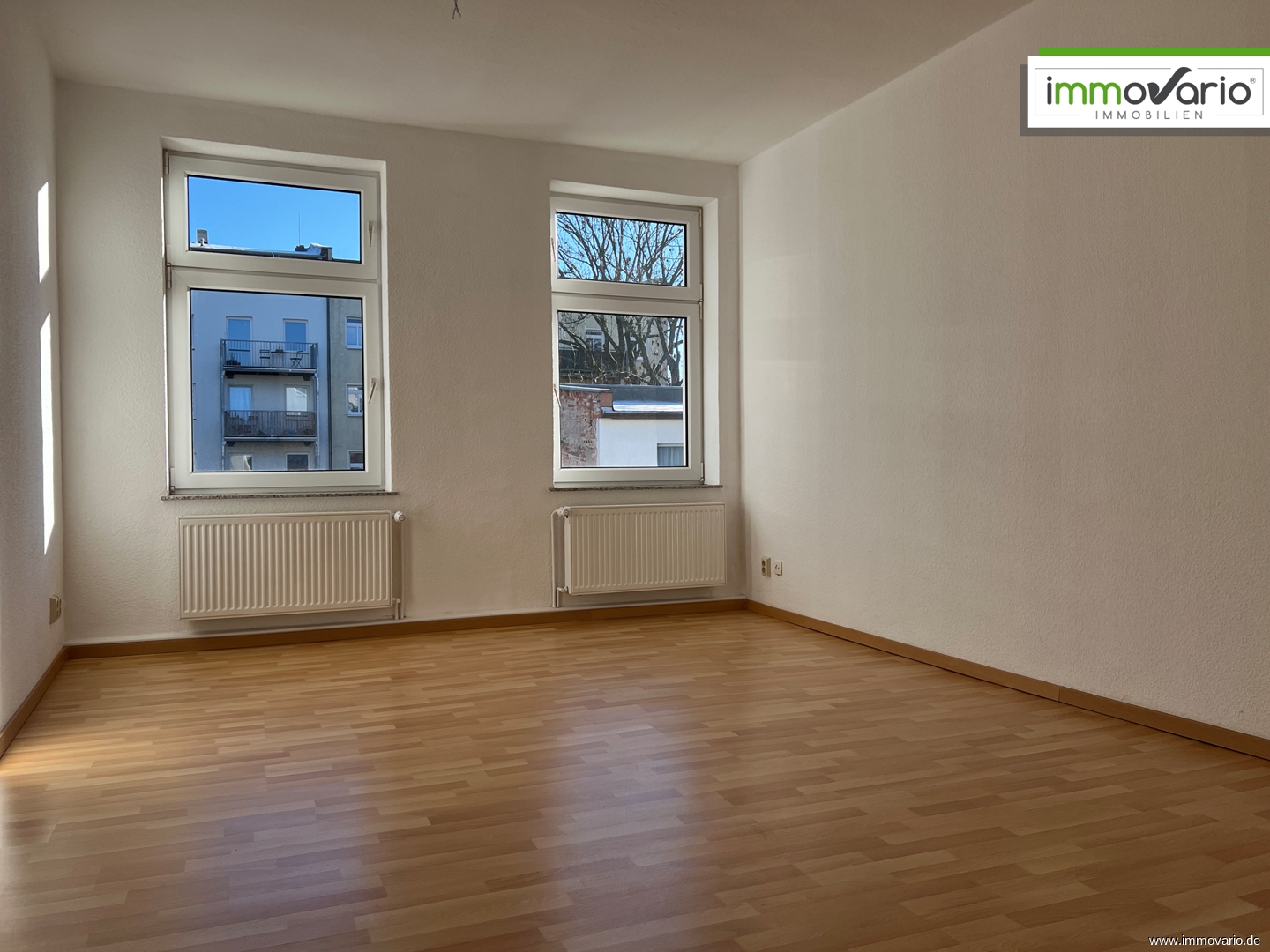 Helle 3-Raum-Wohnung mit Balkon, Tageslichtbad, Wanne, Einbauküche & Abstellraum. Stellplatz möglich - Photo 1