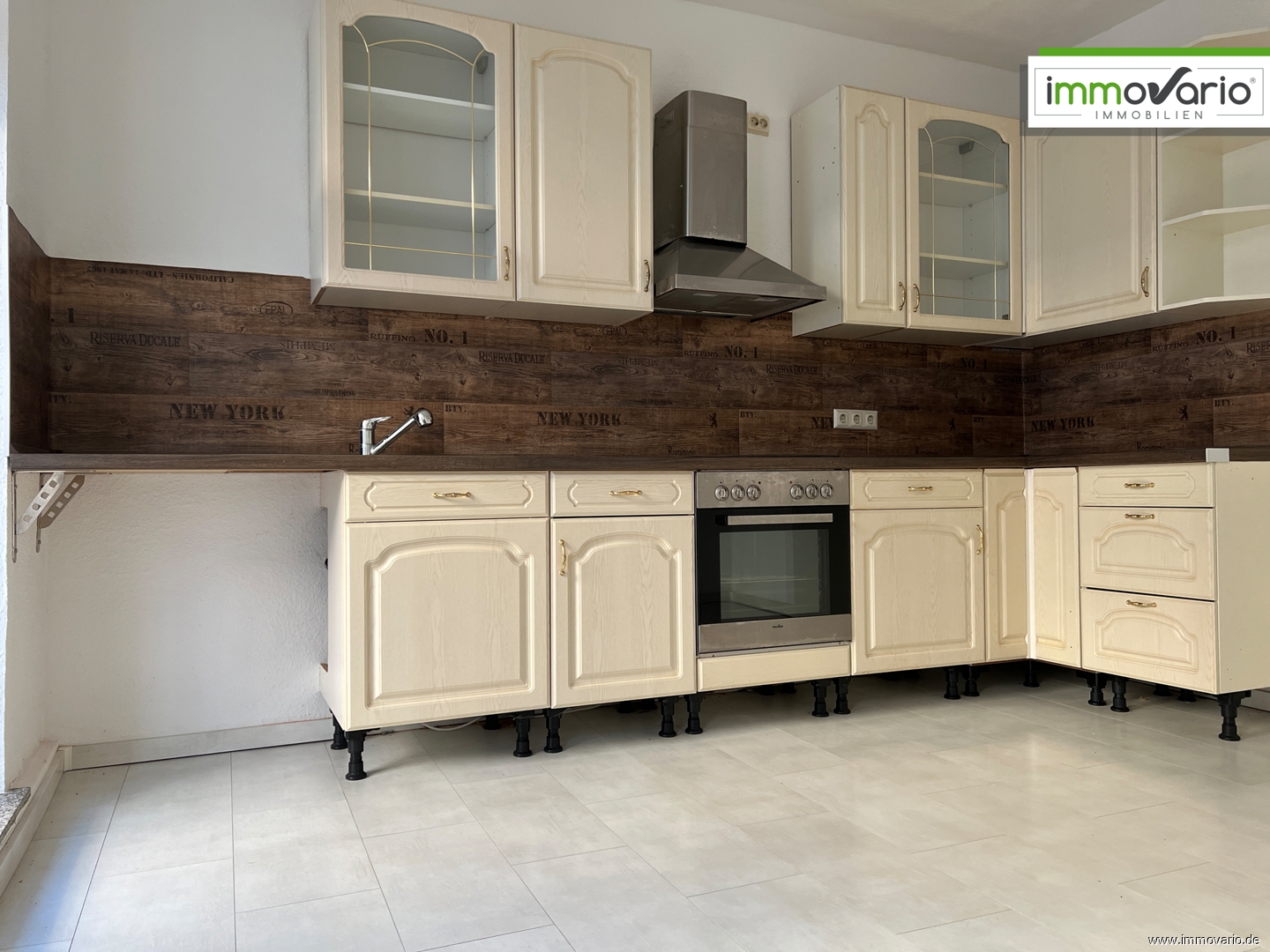 Helle 3-Raum-Wohnung mit Balkon, Tageslichtbad, Wanne, Einbauküche & Abstellraum. Stellplatz möglich - Photo 3