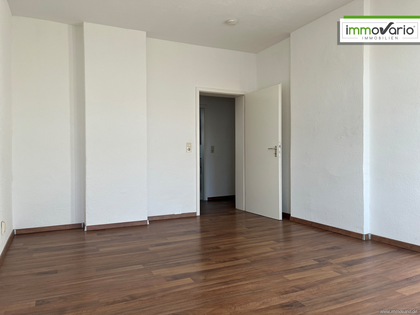 Helle, einfache 3-Raum-Wohnung mit Balkon, Tageslichtbad, Wanne und Abstellraum. Stellplatz möglich - Photo 3