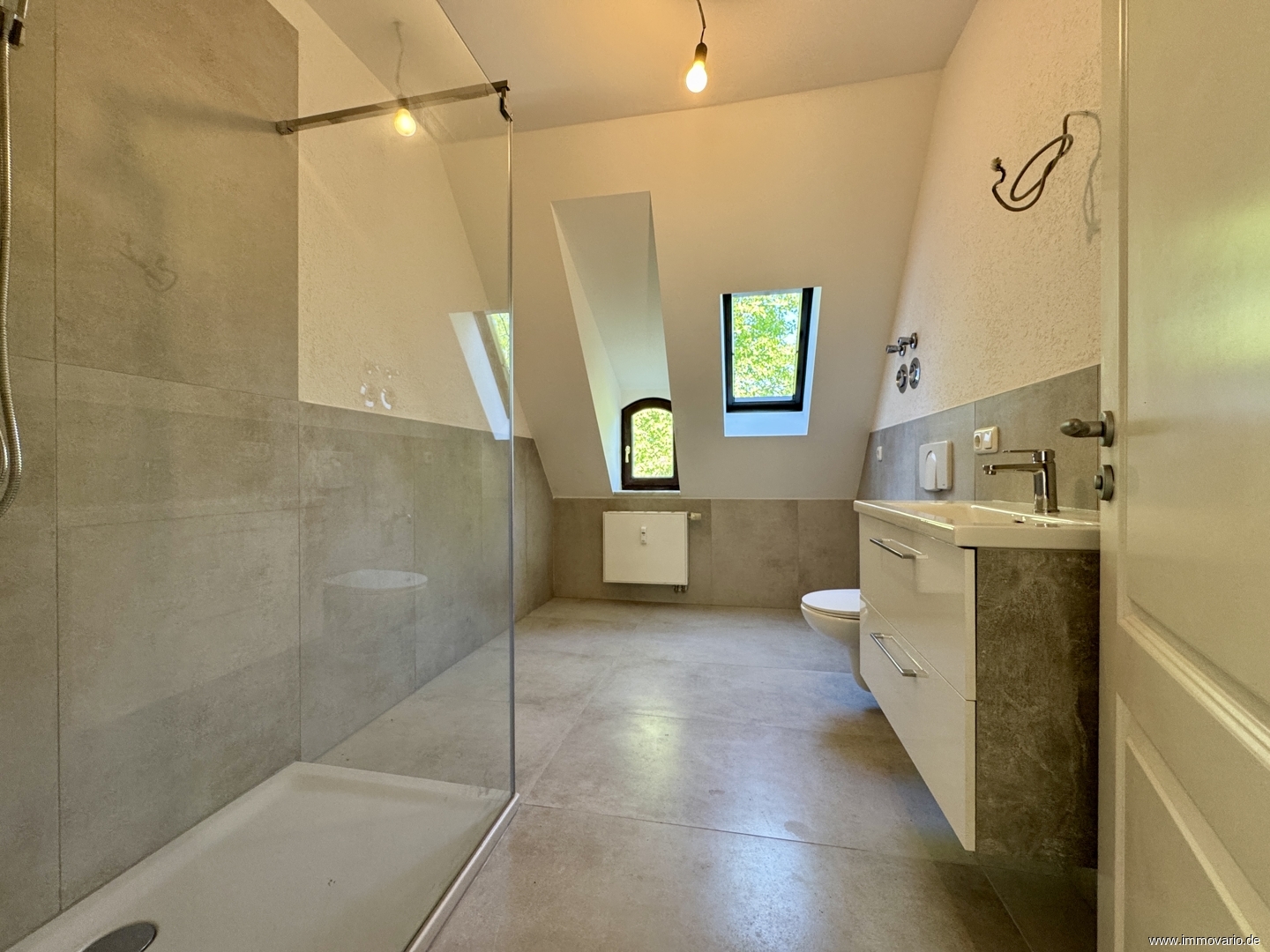 Außergewöhnliche und sanierte Dachgeschoss-Wohnung mit 4 Zimmern und Gäste-WC in Top-Lage! - Photo 1