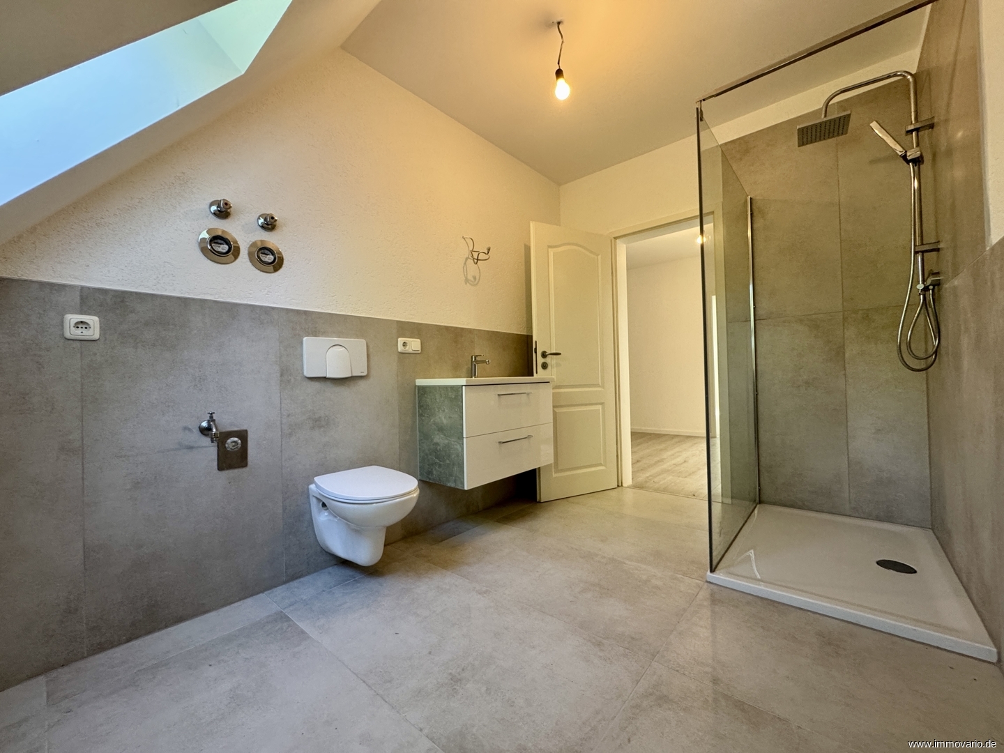 Außergewöhnliche und sanierte Dachgeschoss-Wohnung mit 4 Zimmern und Gäste-WC in Top-Lage! - Photo 1