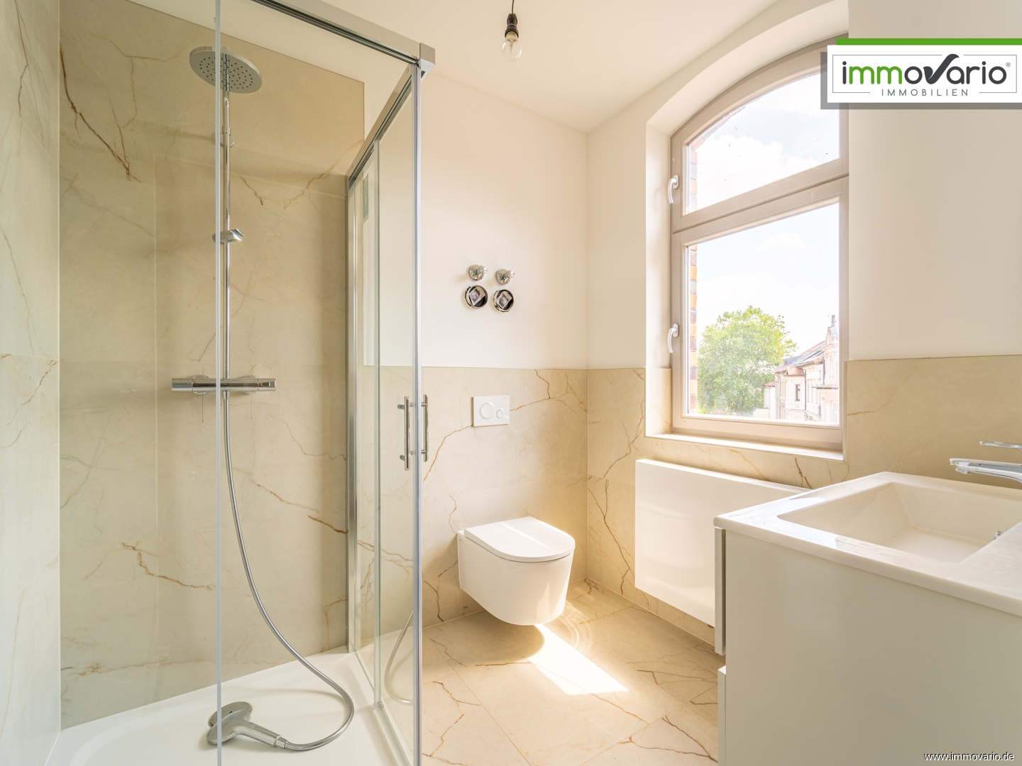 Schöne 2-Raum-Dachgeschosswohnung in der Villa Wolf mit offener Küche, Tageslichtbad mit Dusche. - Photo 1