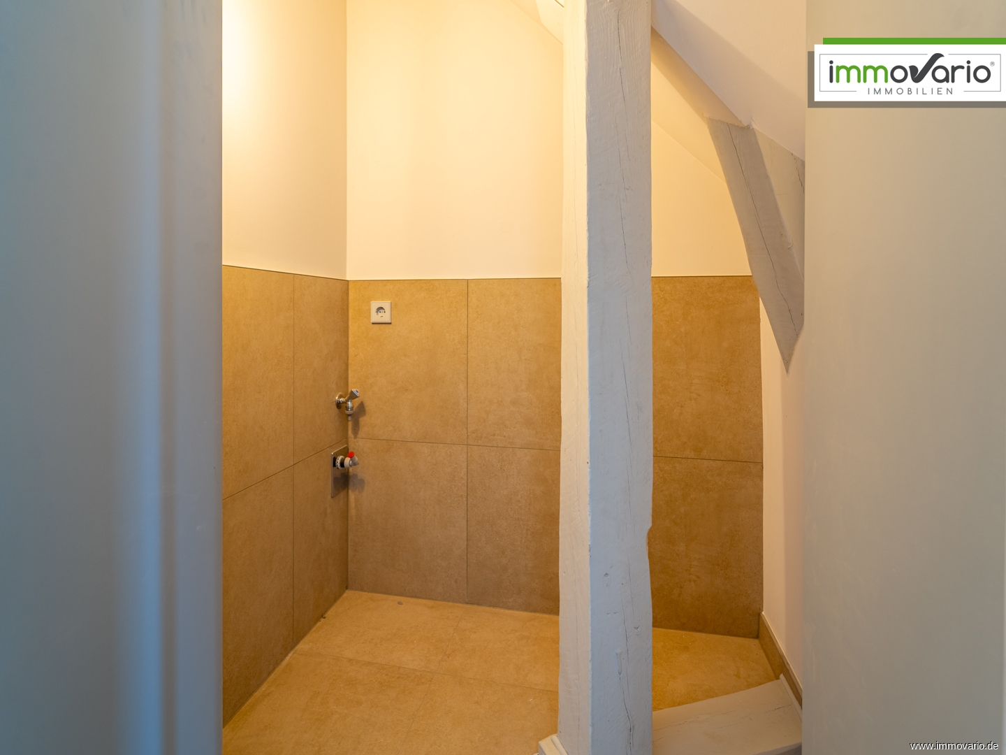 Schöne 2-Raum-Dachgeschosswohnung in der Villa Wolf mit offener Küche, Tageslichtbad mit Dusche. - Photo 2